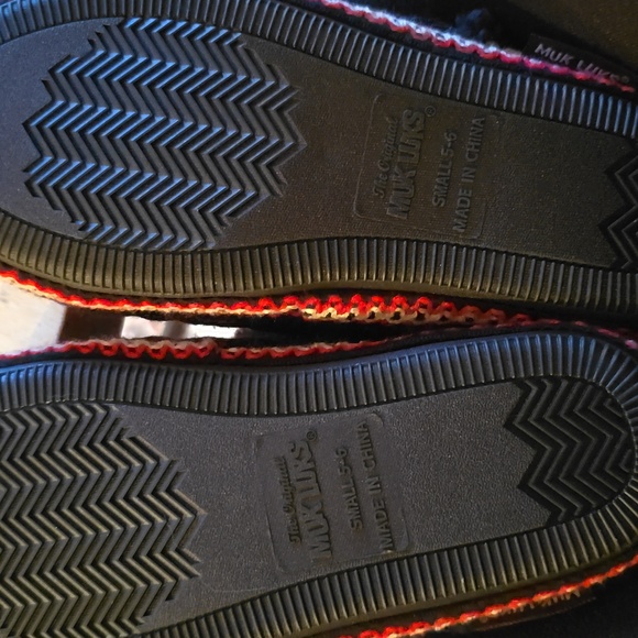 MUK LUKS BRAND WOMENS BLACK & RED SLIPPERS SIZE SMALL 5-6 - Picture 9 of 13